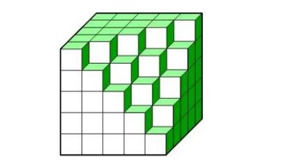 كم عدد المكعبات الصغيرة اللازمة لإكمال المكعب الكبير؟