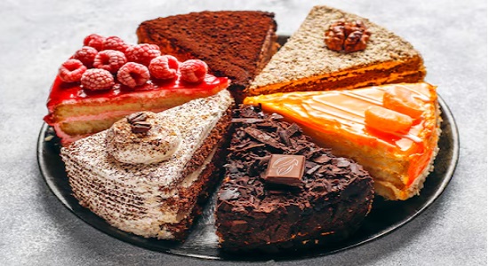 قسمت كعكة إلى 12 قطعة متساوية ، إذا أكلت عائلة عائلة 5 قطع ، فما الكسر المتبقى من الكعكة ؟